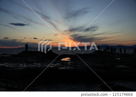 江之島岩屋附近的千後淵，人們在欣賞日落 晚景 125174668