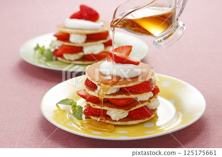 Strawberry pancakes with syrup 125175661