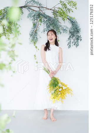Woman with a bouquet 125176852