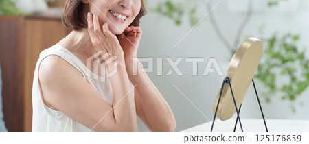 Senior women who skincare 125176859