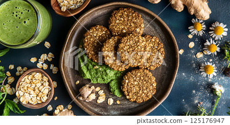 Healthy oat cookies with green smoothie 125176947