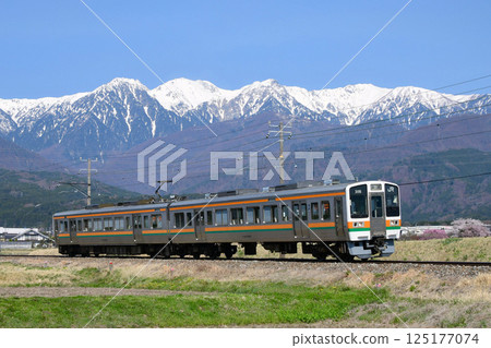 213系列5000型飯田線列車在中央阿爾卑斯山的映襯下行駛 125177074
