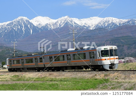 313系3000型飯田線列車以中央阿爾卑斯山為背景行駛 125177084