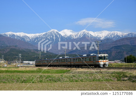 313系 1700 系列 飯田線 以中央阿爾卑斯山為背景行駛 125177086
