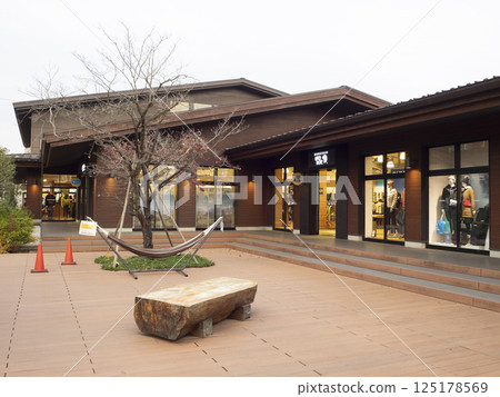 東京的一個購物中心。森公園戶外村。 東京的一個購物中心。森公園戶外村。 125178569