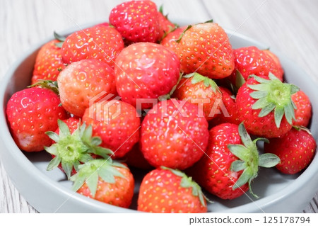 Small strawberries 125178794
