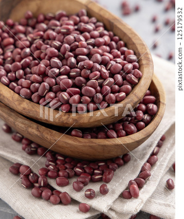 Bowls full of dried azuki beans on gray closeup. Vegetarian protein source, East Asian legumes 125179532