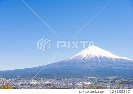 Snow-capped Mount Fuji seen from the summit on a clear day 125180257
