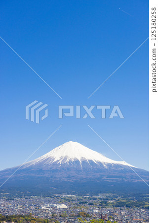 Snow-capped Mount Fuji seen from the summit on a clear day 125180258