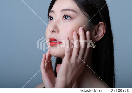 Beauty image of young women 125180578