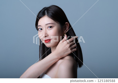 年輕女性的美麗形象 125180588