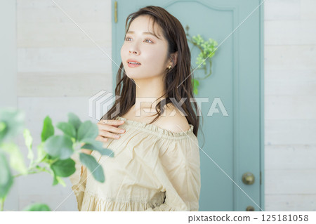 綠色門前的年輕女子 綠色門前的年輕女子 125181058