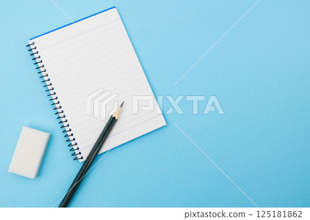 淺藍色背景的筆記本、鉛筆和橡皮擦 125181862