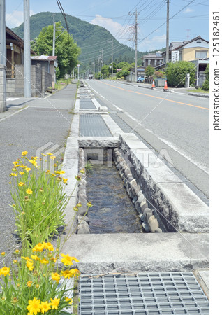 Walking around Sakamoto-juku on the Nakasendo road: Old Nakasendo streetscape and Mount Haneishi, Annaka City, Gunma Prefecture 125182461