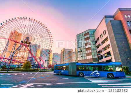 四月日本橫濱的城市景觀-日落時分的摩天輪、橫濱地標塔和 Bayside Blue 的景色 四月日本橫濱的城市景觀-日落時分的摩天輪、橫濱地標塔和 Bayside Blue 的景色 125182582