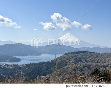 Lake Ashi Skyline_Daikanzan_Lake Ashi and Mt. Fuji seen from the turnpike 125182608