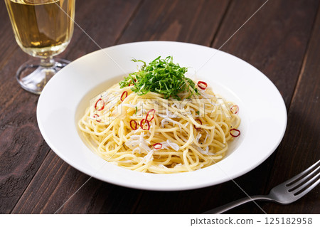 Boiled whitebait peperoncino 125182958