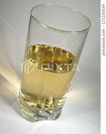 Glass of apple juice background 125183034