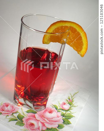 Grape juice in a transparent glass 125183046
