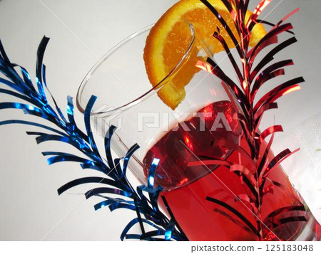 Grape juice in a transparent glass 125183048