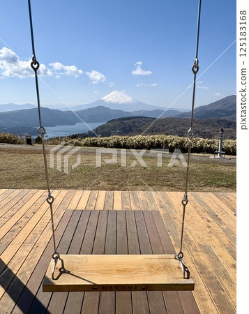 Lake Ashi and Mt. Fuji seen from a swing in Hakone 125183168