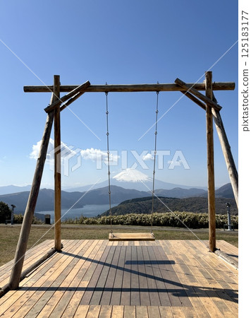 Lake Ashi and Mt. Fuji seen from a swing in Hakone 125183177