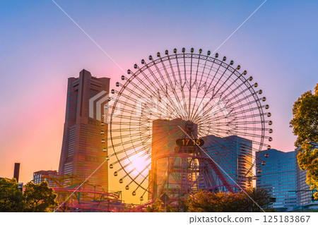 四月,日本橫濱城市景觀:夕陽下的櫻木町車站摩天輪與橫濱地標塔 四月,日本橫濱城市景觀:夕陽下的櫻木町車站摩天輪與橫濱地標塔 125183867
