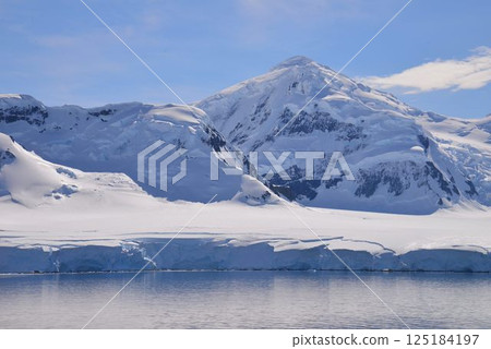 The ultimate hidden place: Antarctica in summer The ultimate hidden place: Antarctica in summer 125184197