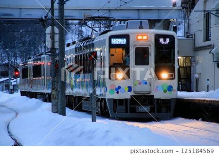 Kasukabe → Aizu-Tajima bound special express train [Skytree Train] Series 634... Departing from Aizu-Tajima Station to Asakusa Station 125184569