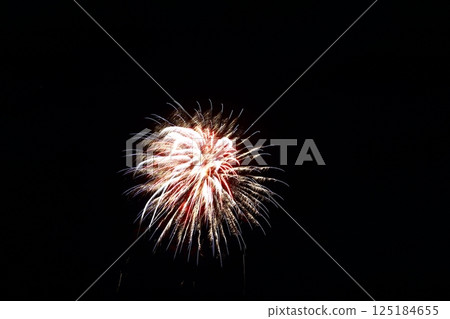 高知市農涼花火大會上呈放射狀展開的煙火 高知市農涼花火大會上呈放射狀展開的煙火 125184655