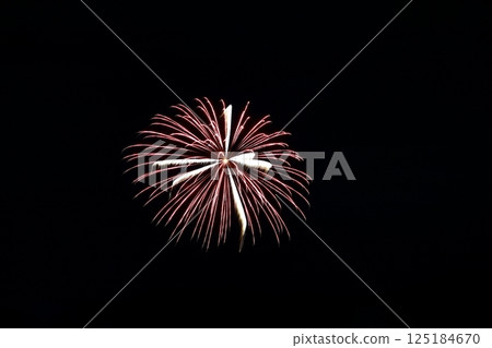 高知市農涼花火大會上呈放射狀展開的煙火 125184670
