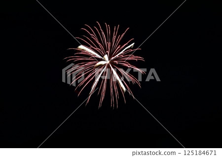 高知市農涼花火大會上呈放射狀展開的煙火 125184671