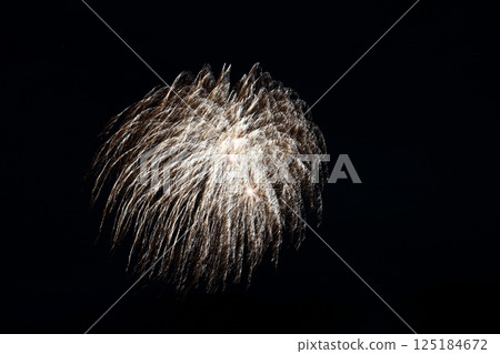 高知市農涼花火大會上呈放射狀展開的煙火 高知市農涼花火大會上呈放射狀展開的煙火 125184672