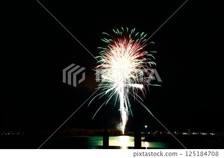 高知市農涼花火大會上呈放射狀展開的煙火 125184708
