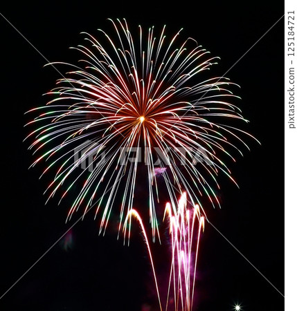 高知市農涼花火大會上呈放射狀展開的煙火 高知市農涼花火大會上呈放射狀展開的煙火 125184721