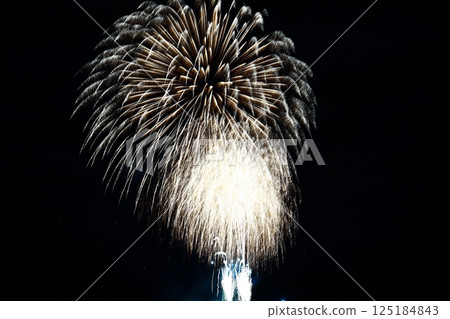 Radiating fireworks at the Kochi City Summer Fireworks Festival 125184843