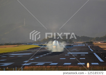 飛機著陸 125185372