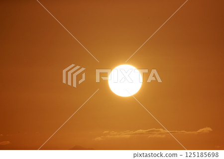 Setting sun 125185698