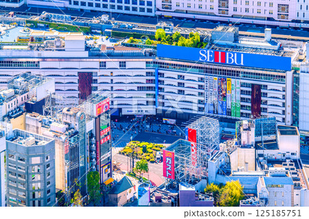 日本東京城市景觀，俯瞰池袋站東口 125185751