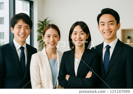 年輕的商業團隊面帶微笑,面向前方(室內,自然光) 年輕的商業團隊面帶微笑,面向前方(室內,自然光) 125187099