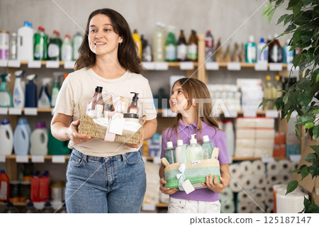 Mom and child will choose a gift set in the store 125187147