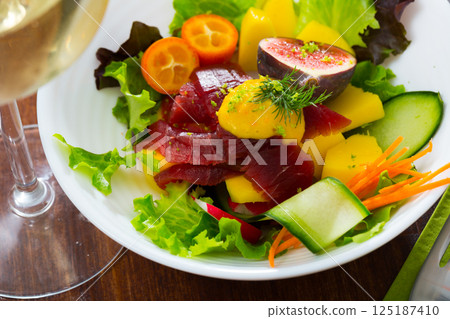 Salad with fresh tuna, mango, zucchini 125187410