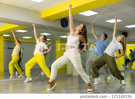 Young girl dancing modern dance in studio 125188556