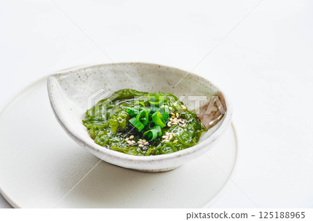 Mekabu seaweed topped with condiments 125188965
