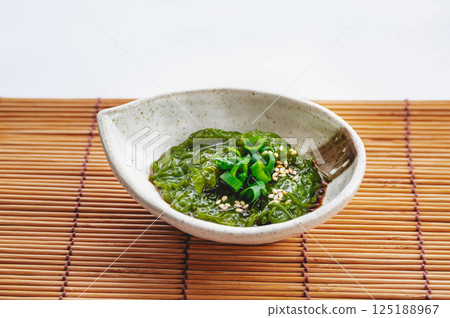 Mekabu seaweed topped with condiments 125188967