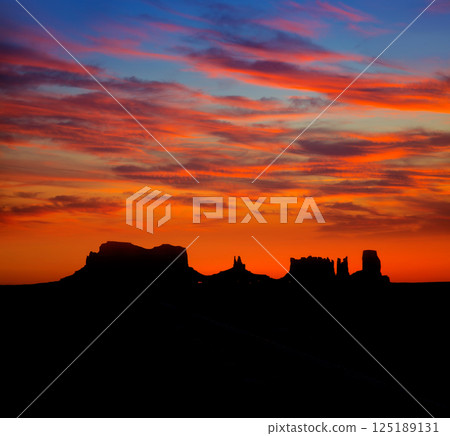 Sunrise on US 163 Scenic road to Monument Valley Park Sunrise on US 163 Scenic road to Monument Valley Park 125189131