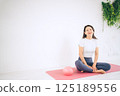 坐在瑜珈墊上的中年婦女 125189556