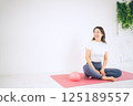 坐在瑜珈墊上的中年婦女 125189557