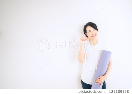 瑜伽墊的中年女人 125189558