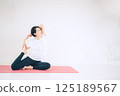 做瑜珈的中年婦女 125189567